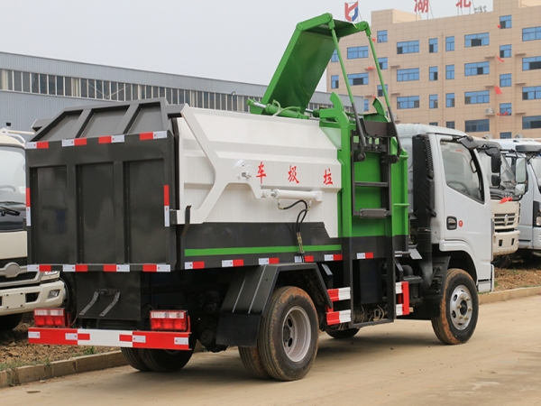 小多利卡5方掛桶垃圾車(chē)