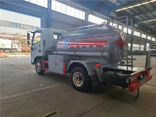 東風(fēng)藍牌2噸油罐車