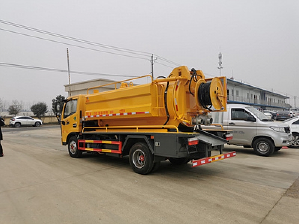 東風小多利卡6方清洗吸污車