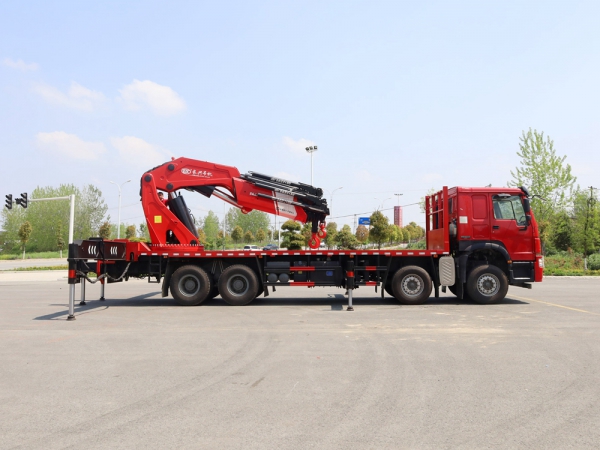 重汽豪沃前四后八110噸折臂式隨車(chē)吊