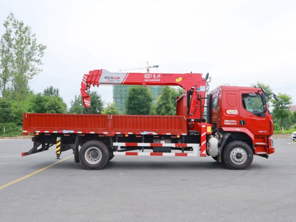 東風(fēng)柳汽乘龍M3 8噸直臂隨車吊