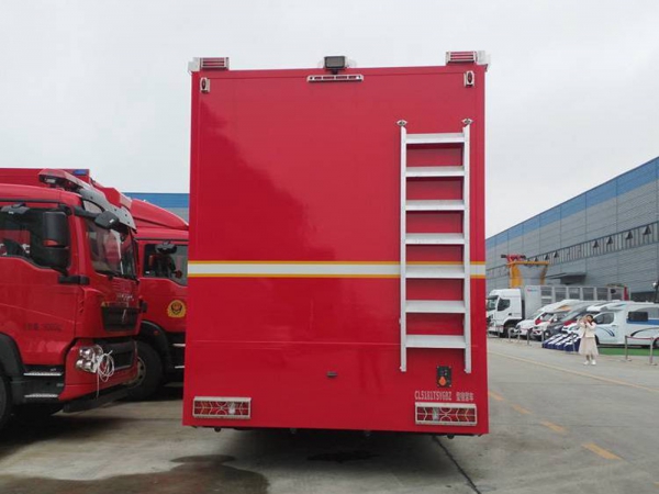 重汽汕德卡24人野外住宿車