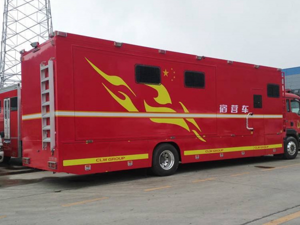 重汽汕德卡24人野外住宿車