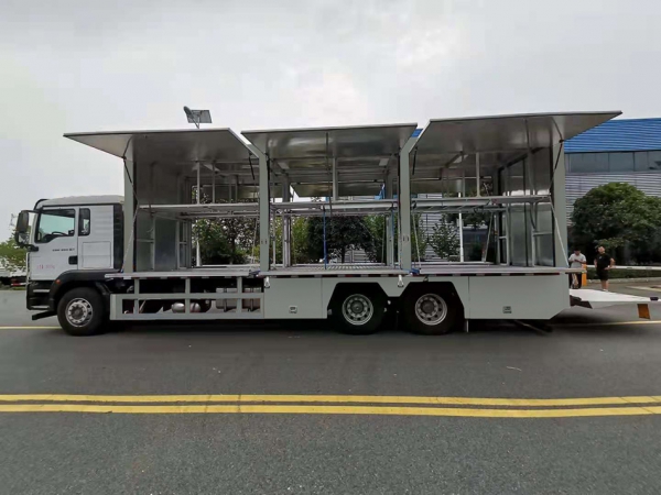 重汽汕德卡后雙橋裝備車