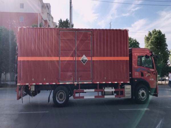 解放龍V腐蝕性物品廂式