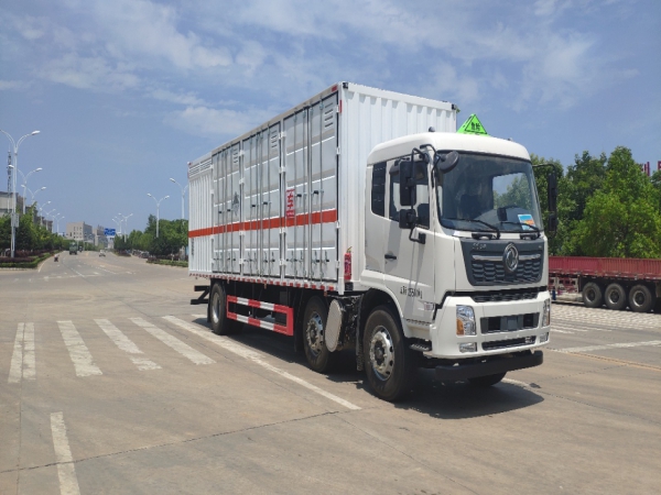 東風天錦小三軸雜項廂式運輸車