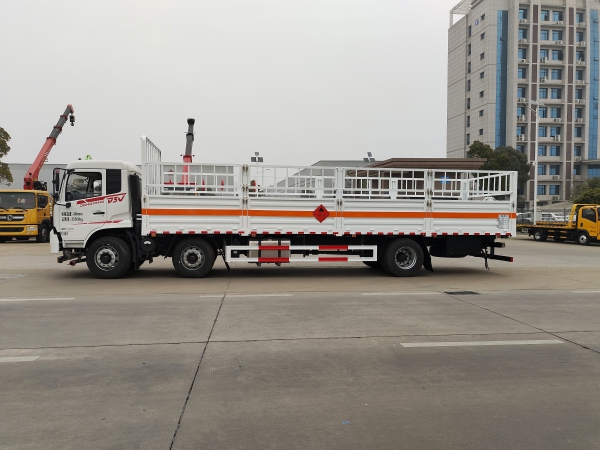 東風(fēng)型D3V小三軸氣瓶運(yùn)輸車