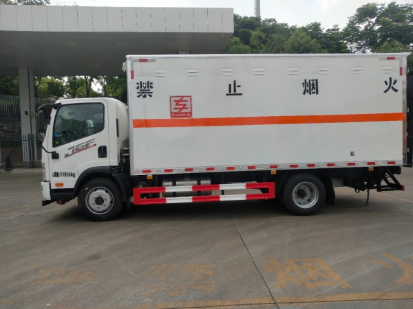 解放J6F虎VH雜項危險物品廂式運輸車（黃牌)