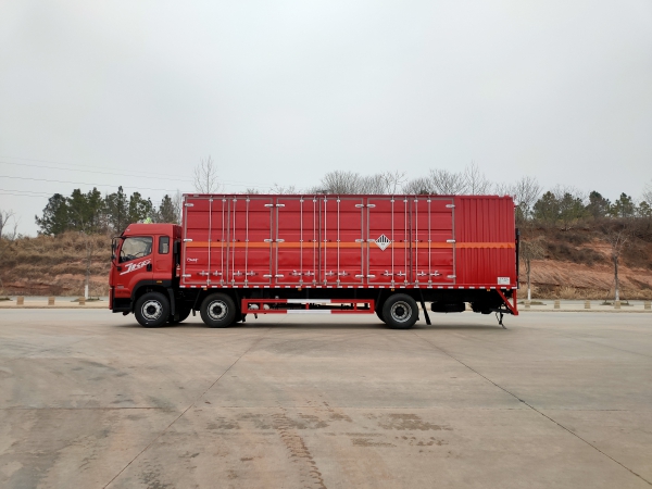 解放JK6小三軸雜項(xiàng)運(yùn)輸車