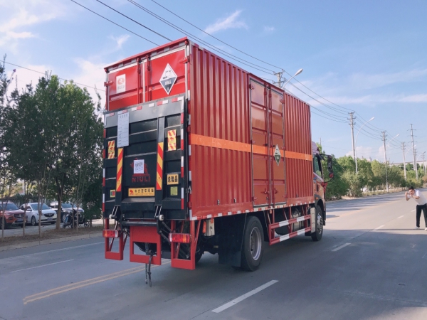 解放龍V腐蝕性物品廂式