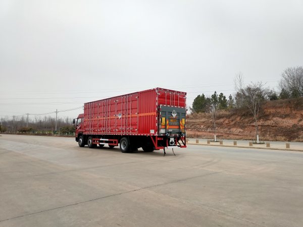 解放小三軸氣體廂式車