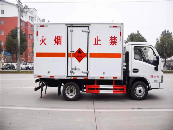 躍進危爆器材運輸車（3.3米）