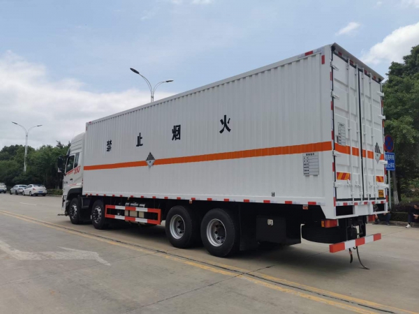 東風新汽D7V易燃氣體危險品廂式運輸車