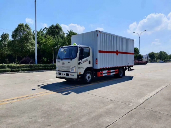 解放3900軸距黃牌廂式運(yùn)輸車