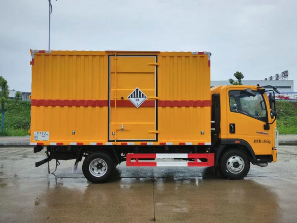 重汽豪沃危廢車