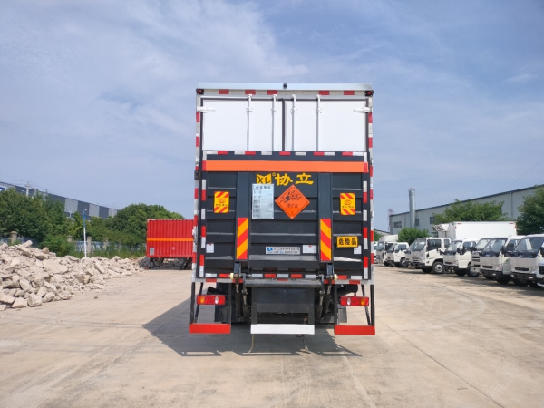 東風(fēng)天錦單橋1類爆破