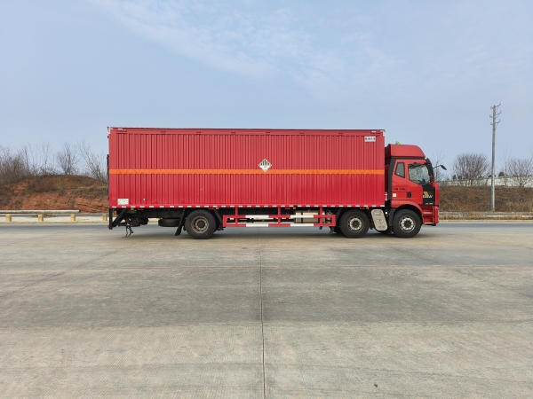 解放J6L 三軸雜項(xiàng)運(yùn)輸車