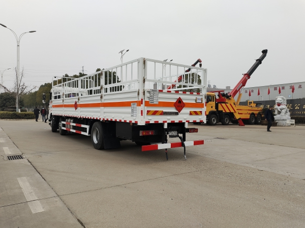 東風(fēng)型D3V小三軸氣瓶運(yùn)輸車