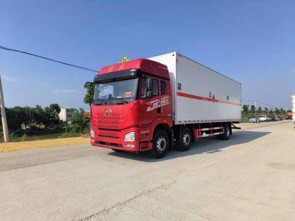 JH6三軸爆破運(yùn)輸車