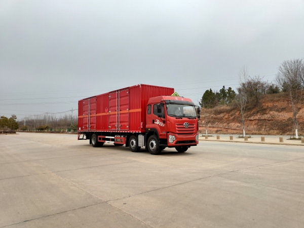 解放小三軸氣體廂式車