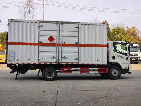 解放3900軸距黃牌廂式運(yùn)輸車