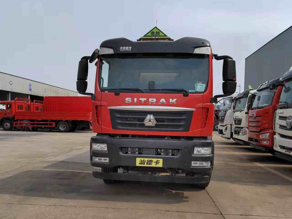 重汽汕德卡前四后八20噸鋁合金運(yùn)油車（32方大罐）