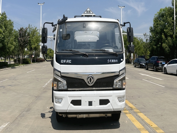 新東日東風(fēng)福瑞卡7.6立方加油車