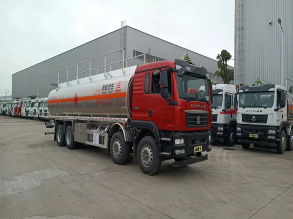 汕德卡 前四后八油罐車