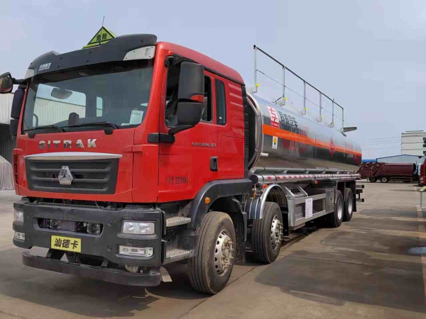 重汽汕德卡前四后八20噸鋁合金運(yùn)油車（32方大罐）