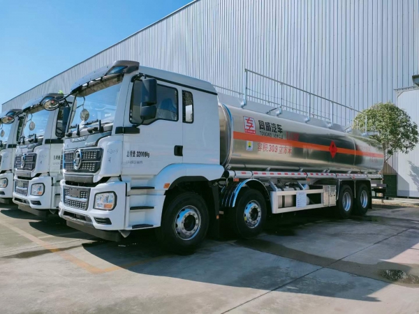 國(guó)六陜汽德龍前四后八30.9方鋁合金運(yùn)油車(chē)