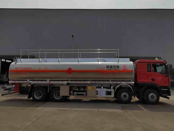 重汽汕德卡前四后八20噸鋁合金運(yùn)油車（32方大罐）